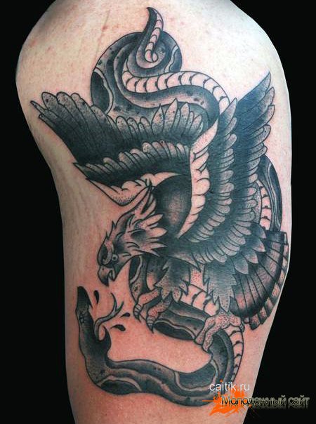 татуировка орел сражающийся со змеей