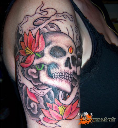 татуировка череп с цветами