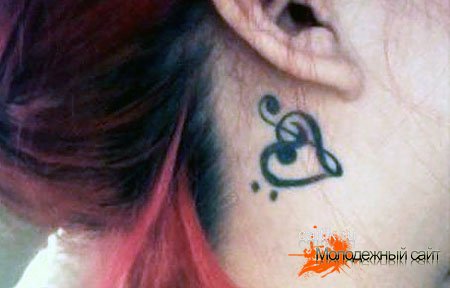 татуировка скрипичный ключ за ухом