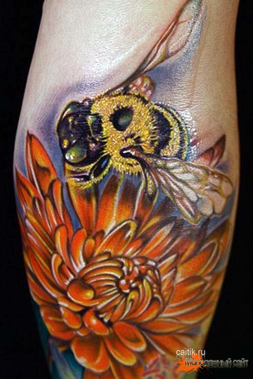 татуировка хризантема с пчелой