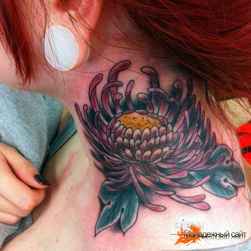 татуировка хризантема на шее
