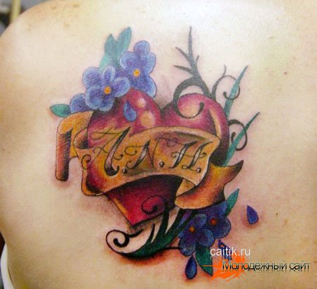 татуировка с цветами вокруг сердца на плече