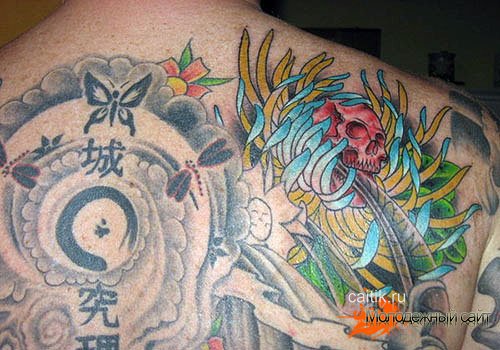 татуировка хризантема с черепом на спине