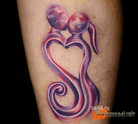 татуировка двое влюбленных в форме сердца
