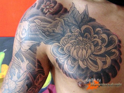 татуировка хризантема на груди