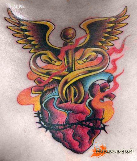 татуировка сердце с крыльями и колючей проволкой