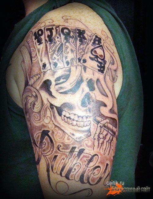 череп с Флеш-роялем татуировка
