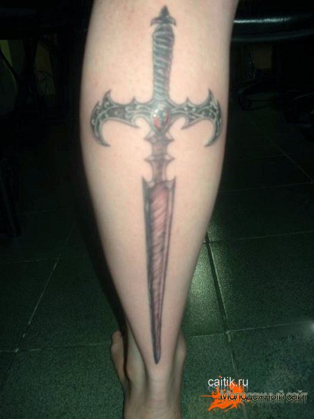 на ноге татуировка меч