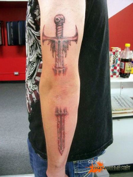 татуировка меч на руке
