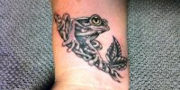 татуировка лягушка на запястье