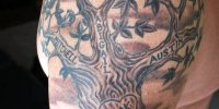 татуировка дерево с надписями на плече