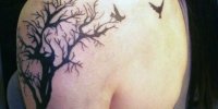 татуировка дерево с улетающими птицами