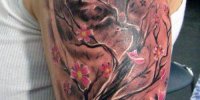 татуировка цветущее дерево на фоне луны