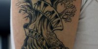 татуировка дерево с надписями