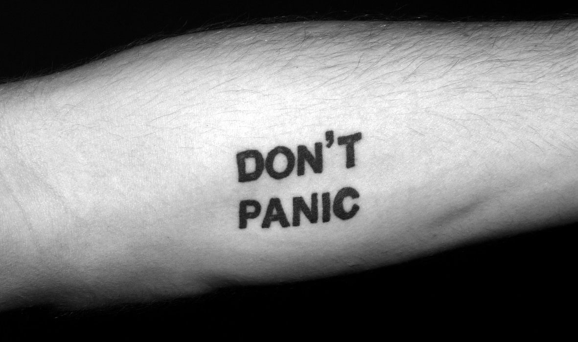 татуировка Don't Panic